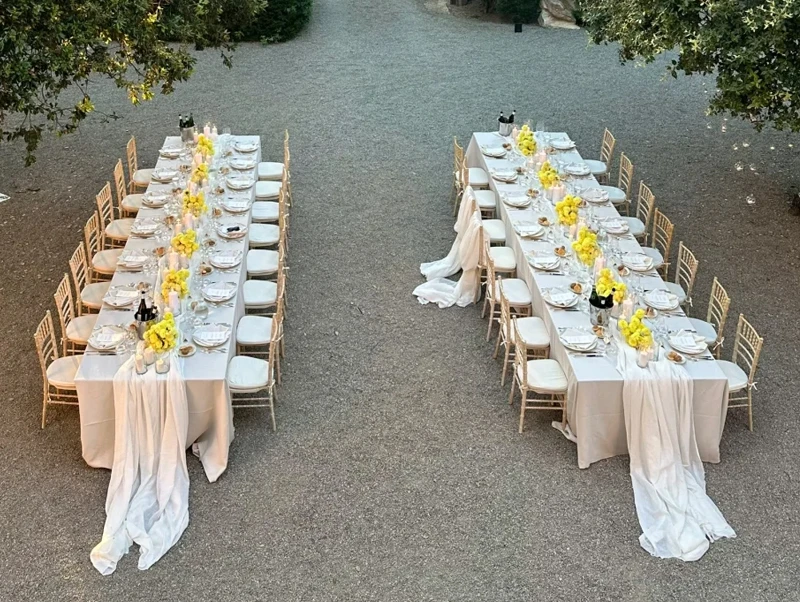 Debutta il nuovo allestimento della cena di matrimonio in una villa toscana, i fiori gialli regalano un romanticismo vintage italiano senza tempo