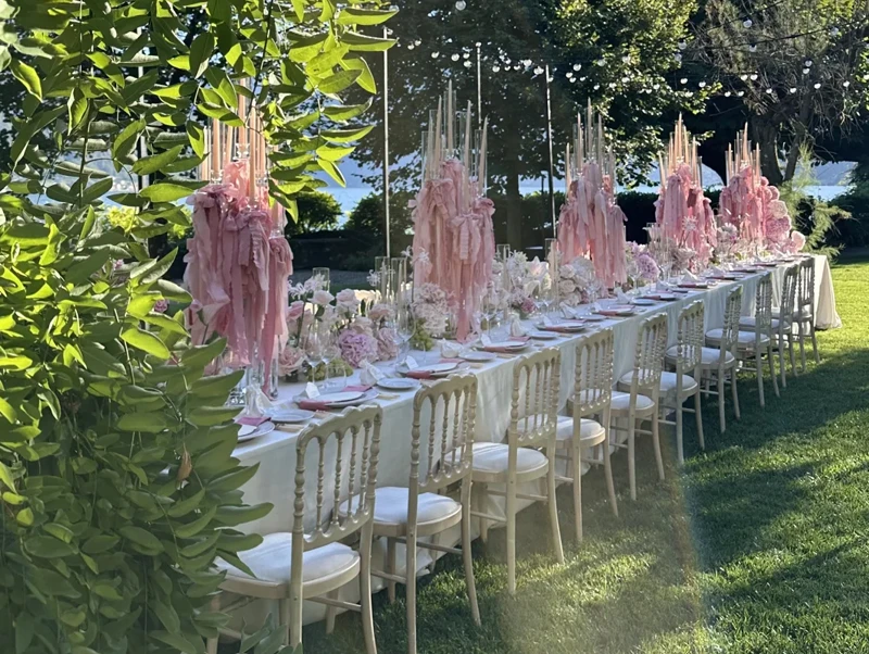 Lakeside Manor svela il ricevimento di nozze a lume di candela, installazioni in rosa tenue creano un romanticismo italiano da sogno in riva al lago