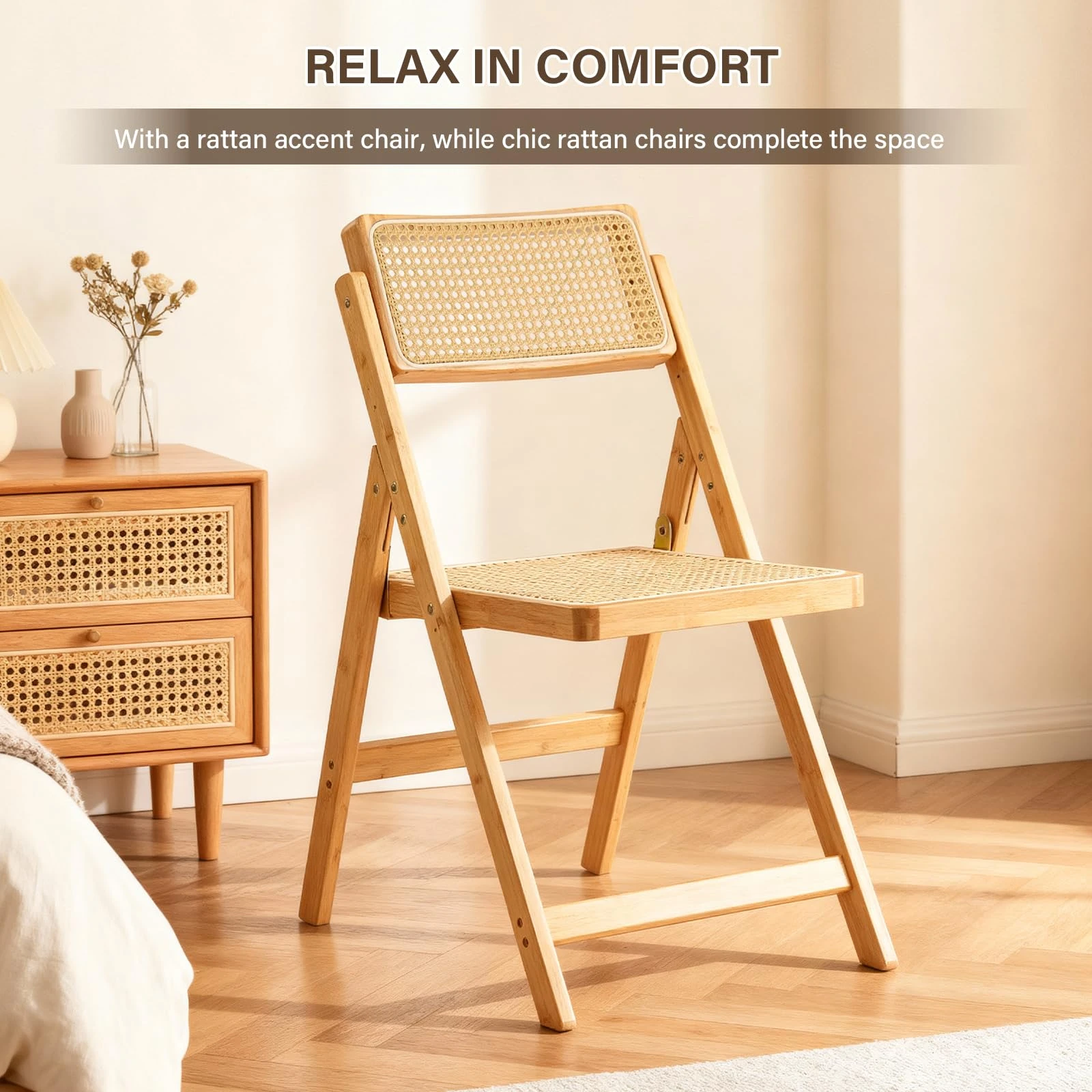 Sedia pieghevole in legno naturale con sedile e schienale in rattan