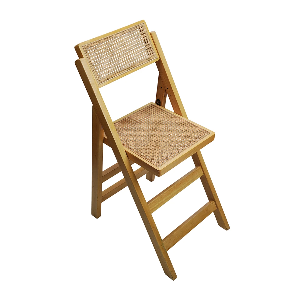 Sedia pieghevole in legno naturale con sedile e schienale interamente in rattan