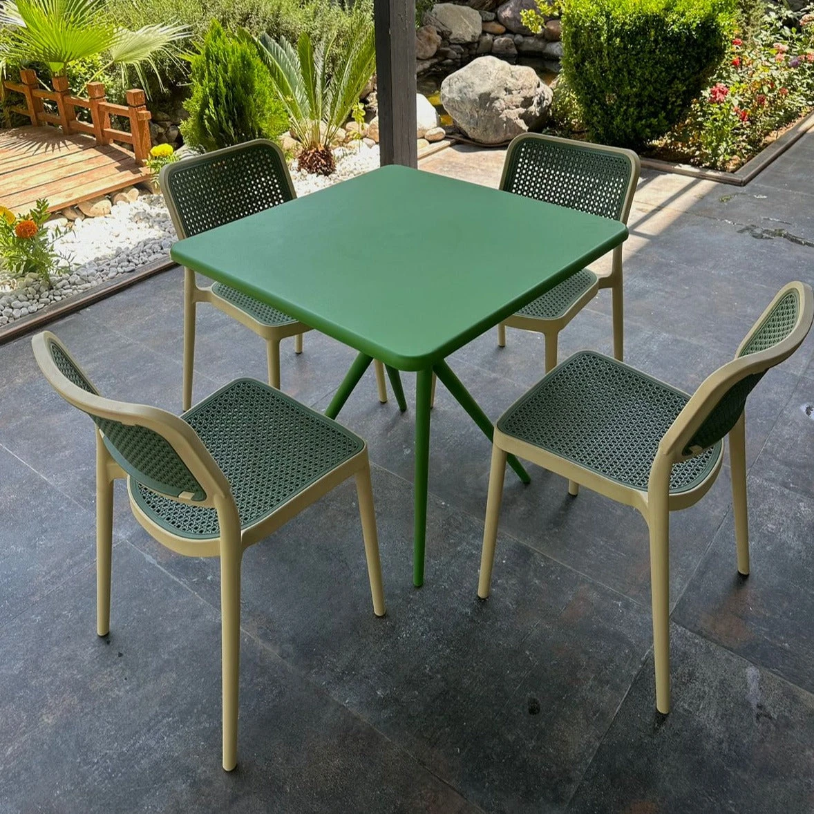Sedia in resina e rattan