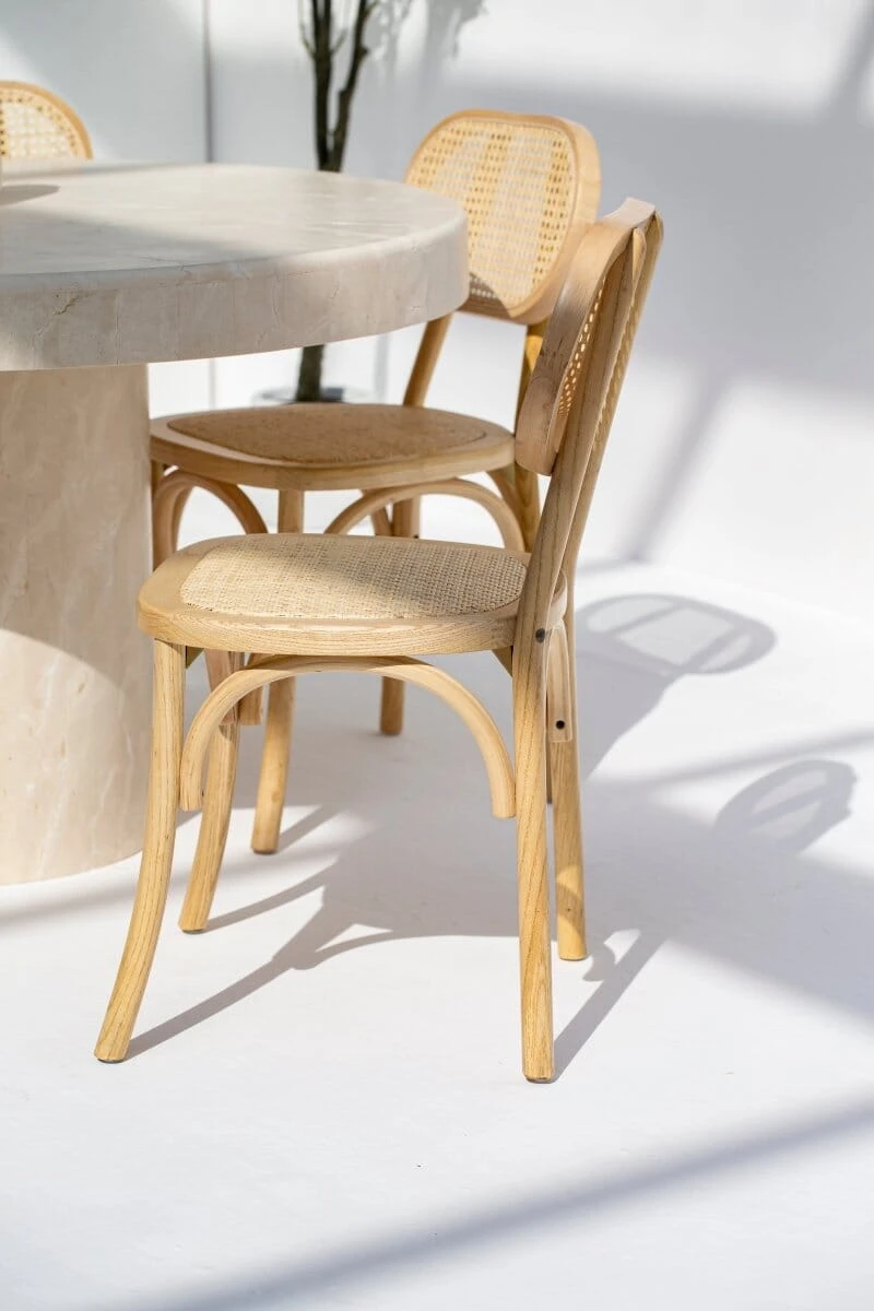 Sedia in legno con schienale in rattan naturale