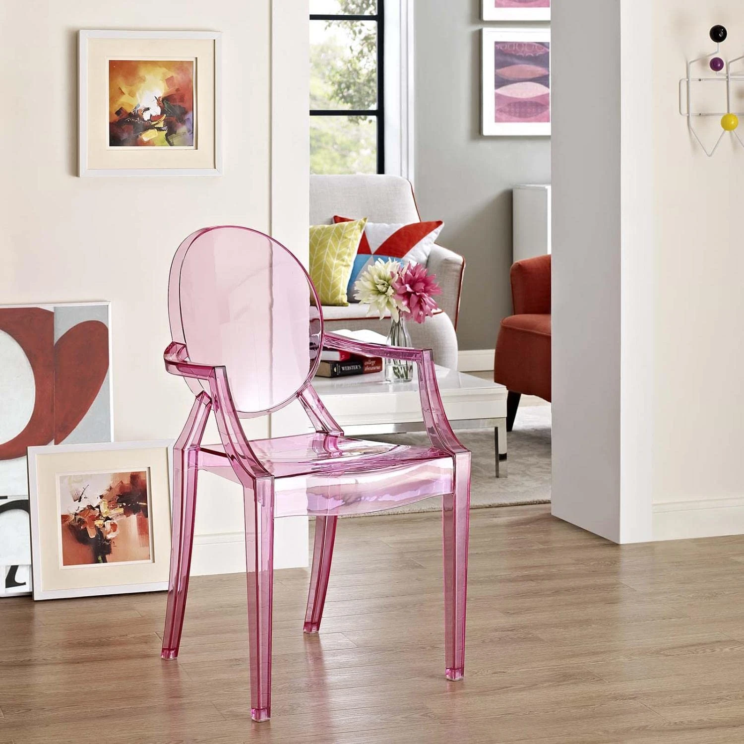Sedia Ghost in resina rosa con braccioli