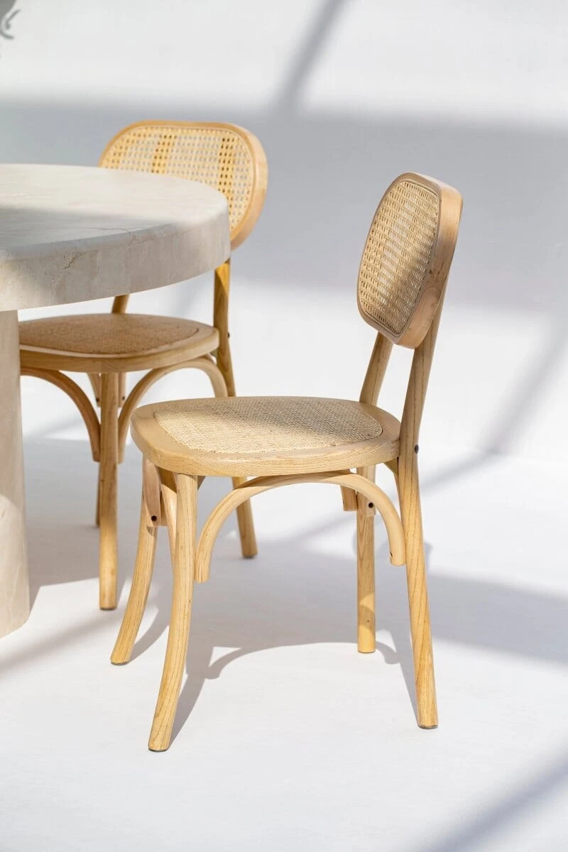 Sedia in legno con schienale in rattan naturale