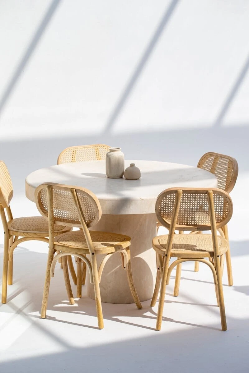 Sedia in legno con schienale in rattan naturale