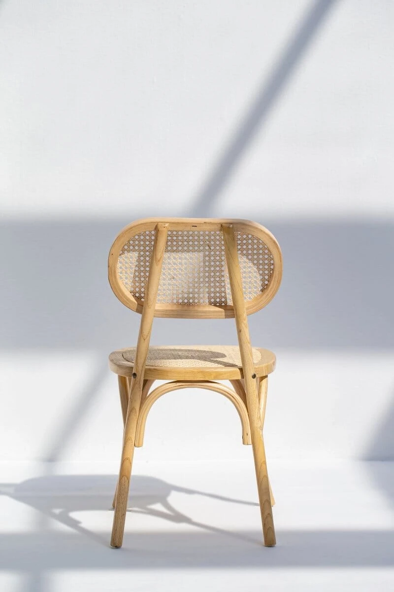 Sedia in legno con schienale in rattan naturale
