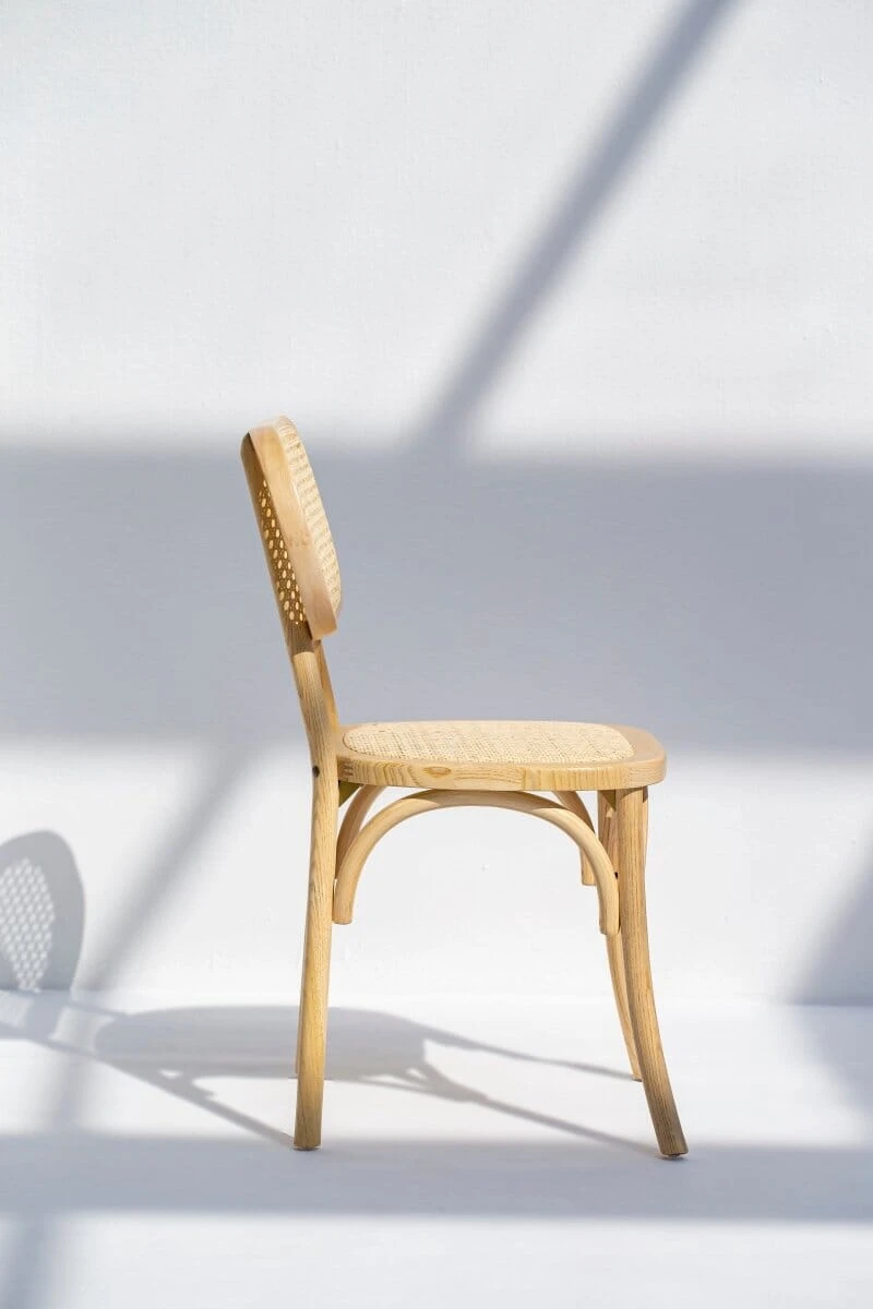 Sedia in legno con schienale in rattan naturale