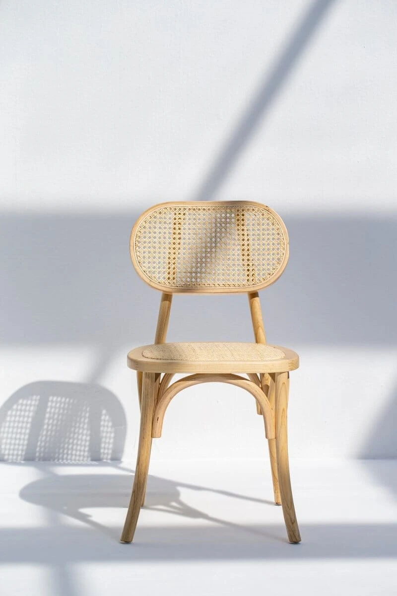Sedia in legno con schienale in rattan naturale